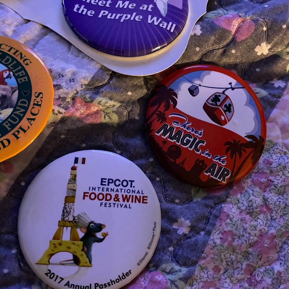 Lot of Walt Disney large Buttons new and old - Picture 5 of 11